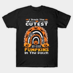 I teach the cutest 3rd grade pumpkins in the patch.. 3rd grade teacher Halloween gift idea T-Shirt